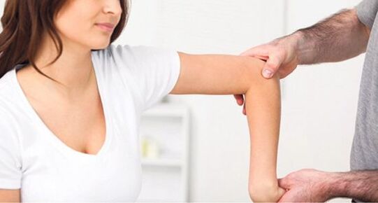 εξέταση από γιατρό για πόνο στις αρθρώσεις των χεριών και των ποδιών